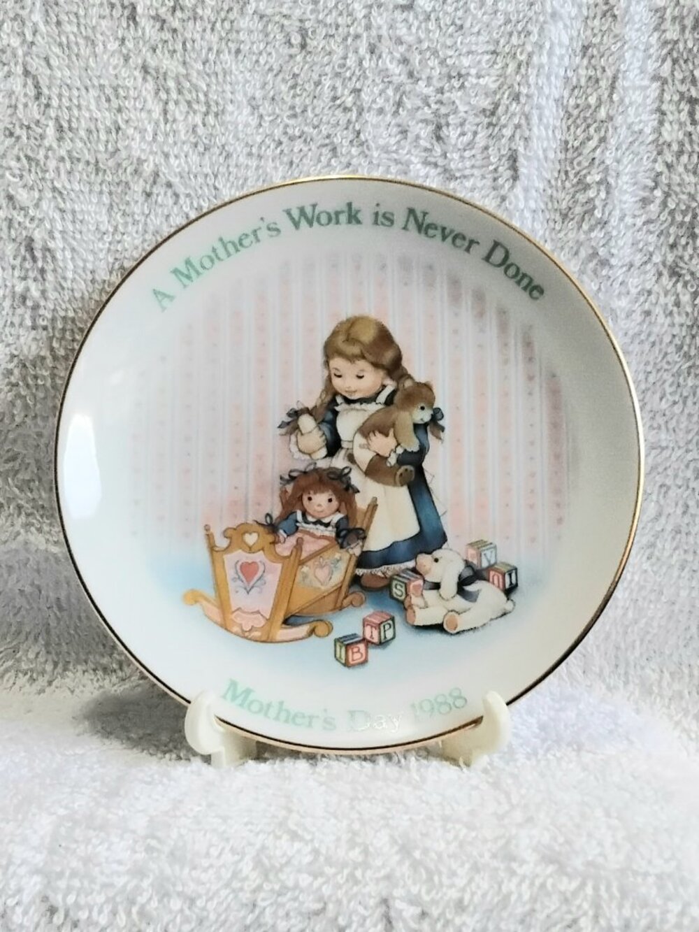 Vintage & Immaculate 5 1/4" Mother's Day Plate 1988 With Display Stand by Avon!!